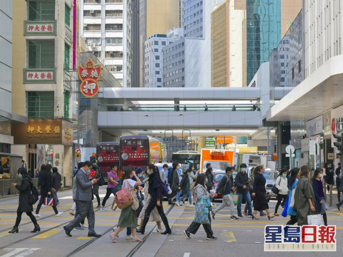 陳茂波指香港經濟在去年上半年已相當疲弱,在眾多不利因素的拖累下,第三季更步入衰退。