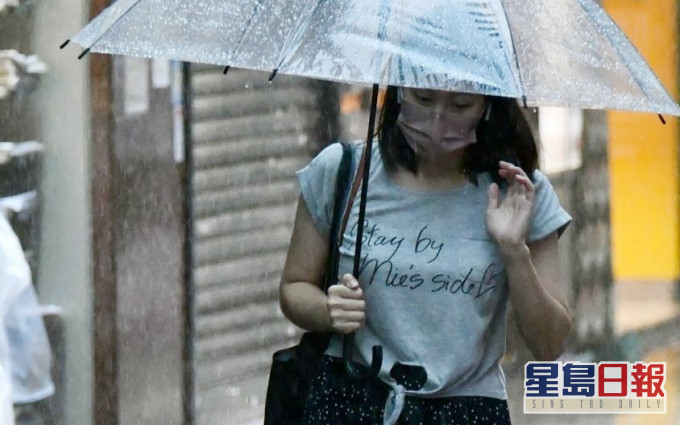 預測星期六多雲,有驟雨及雷暴。雨勢有時頗大。資料圖片