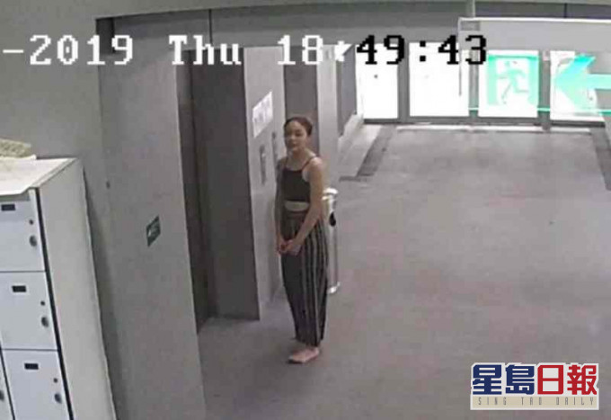 鏡頭轉至校園內B座2樓時彥霖頸及手上的物品已無故失蹤。