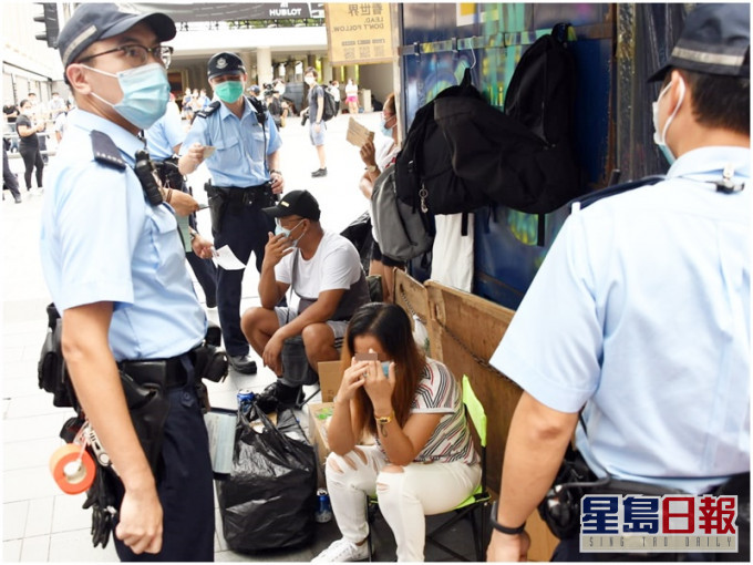 警方在中環巡查,至少向涉嫌違反限聚令的2男3女發出告票。