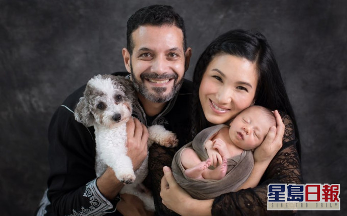 Marsha一家三口帶同愛犬影全家福。