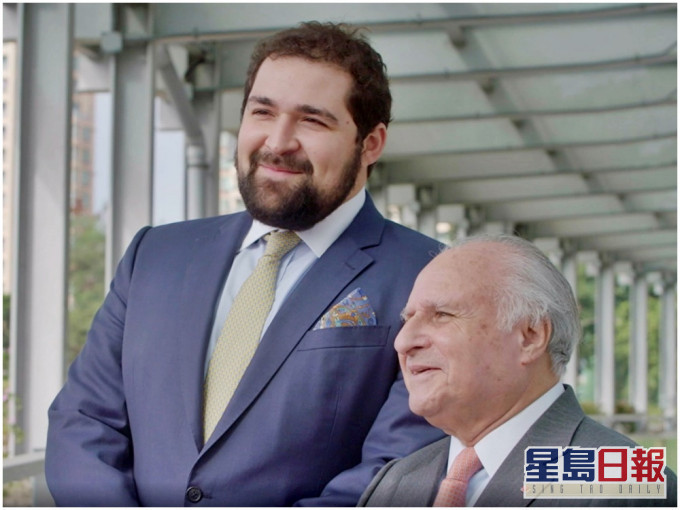 米高嘉道理(右)與兒子斐歷嘉道理以父子檔形式亮相短片。片段截圖
