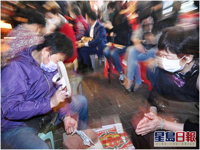 不少市民把握这一年一度的日子,到铜锣湾鹅颈桥下光顾「小人婆」。