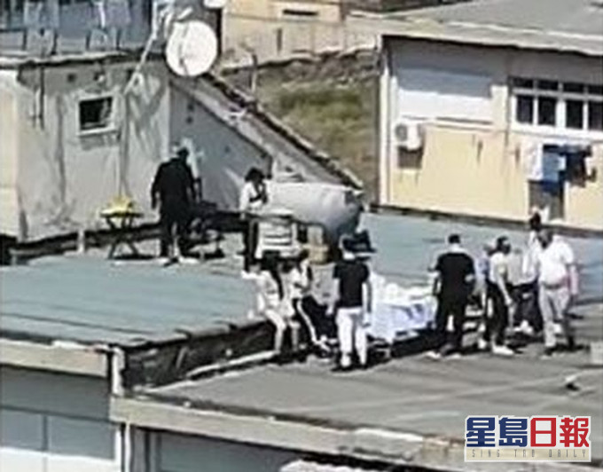 意大利有數十居民在屋頂燒烤聚會,警方直升機巡邏發現後驅散。(網圖)
