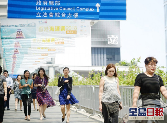 行政会议通过建议全体公务员今年冻薪。资料图片