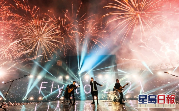踏入2021年,五月天演唱會現場大放煙花。