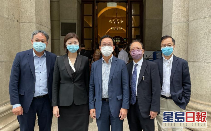 現任新界鄉議局主席、香港立法會議員(鄉議局)劉業強 (中)、立法會議員容海恩(左二)。