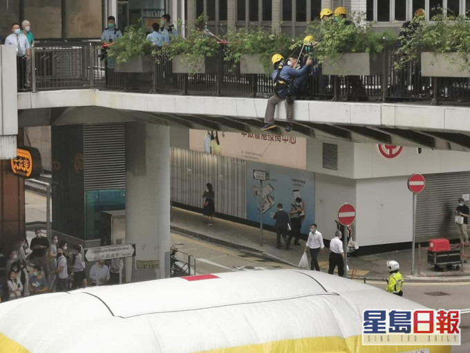 男子干諾道中天橋企跳。香港公共交通智庫圖片