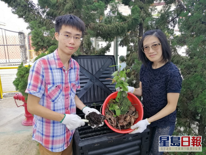 學生許信揚(左)及羅敏儀(右),定期到三個合作的屋苑檢視園林廢物回收及堆肥進度。THEi提供圖片
