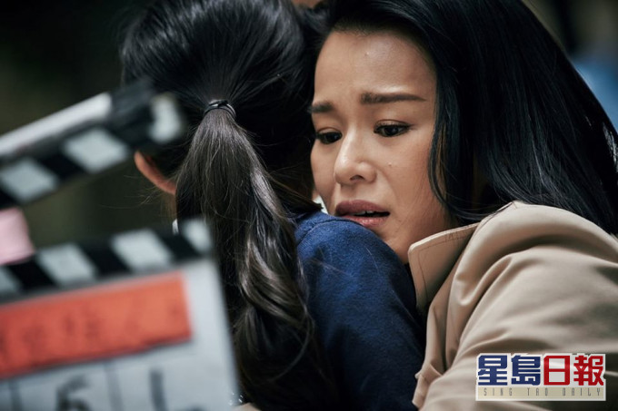 胡杏兒拍《熟女強人》劇照。