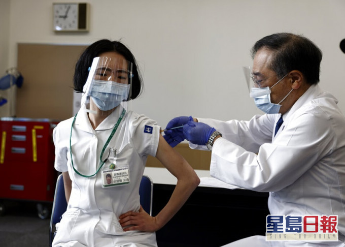 日本開始接種輝瑞新冠疫苗，一名女子接種後死亡，具體死因尚待調查。AP資料圖片，非當事人