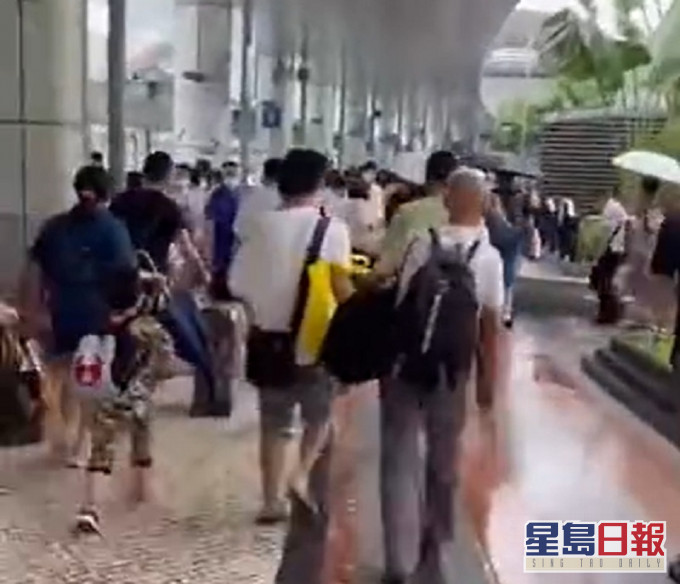 大批人涌去关口。网上图片