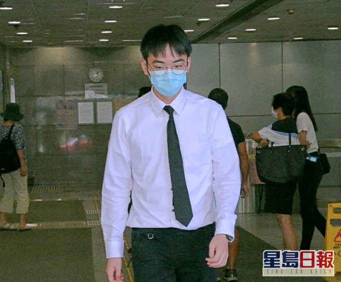 23歲被告陳柏傑被控於去年6月12日在添華道近38555號燈柱襲擊正在執行職責的警務人員,即警長430。