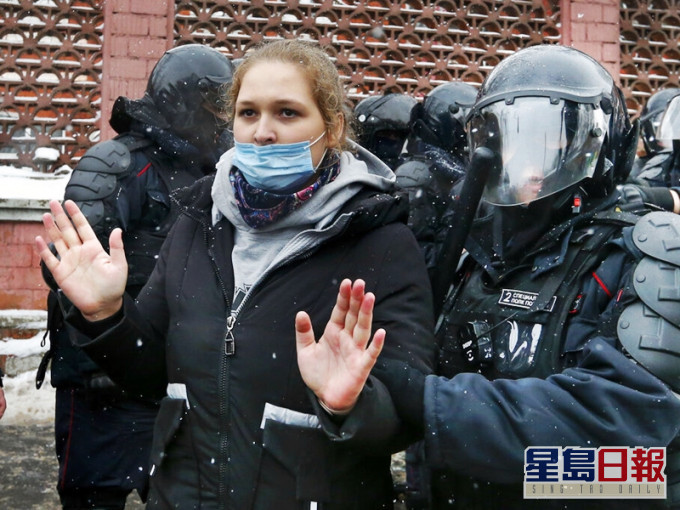 俄羅斯多個城市繼續有民眾上街示威,增至逾5000人被捕。AP圖片