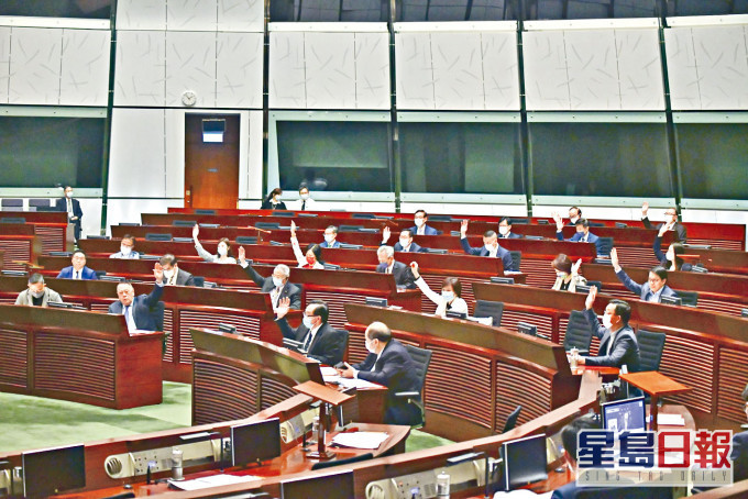 立法會三讀通過放寬引入非本地培訓醫生,免試在港執業。
