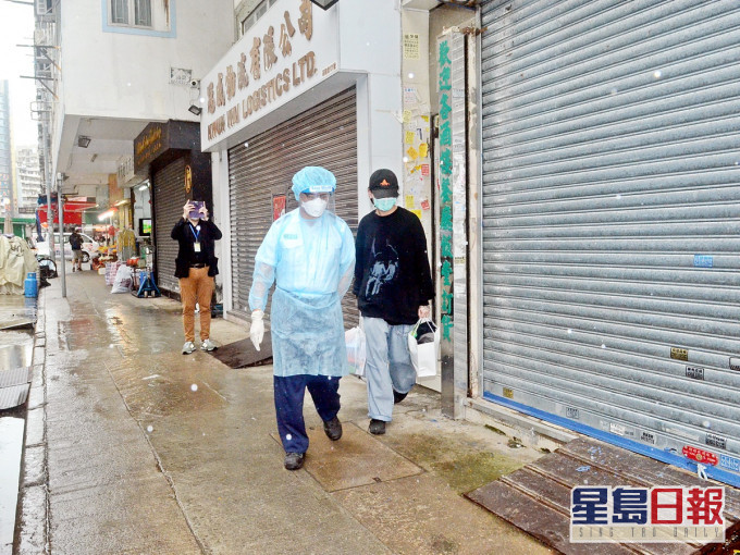 男病人黄先生与母亲同住劏房单位,28日确诊感染,至今日始获安排送院。