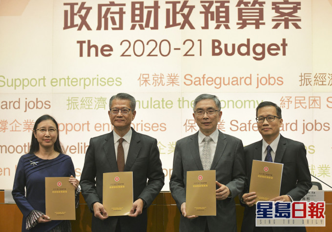 政府早前宣布向每名18歲或以上香港永久性居民發放一萬港元的全民現金發放計劃。 資料圖片