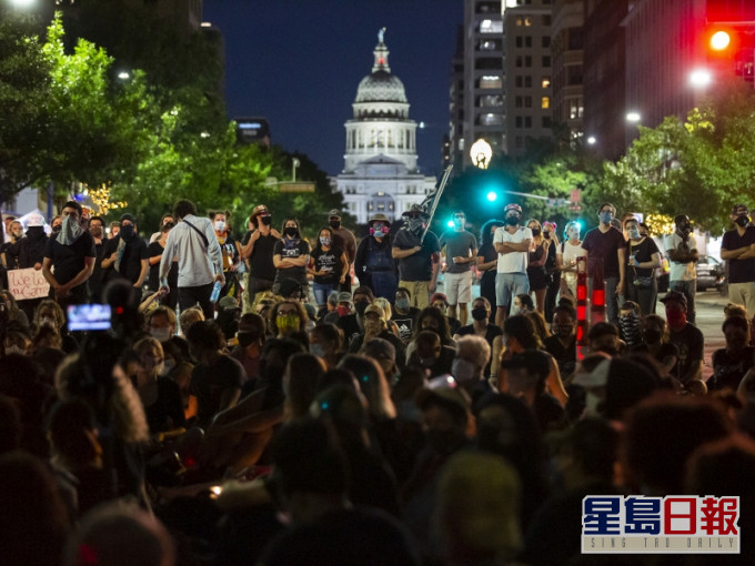 美国得州奥斯汀市民众悼念被枪击的示威者。AP