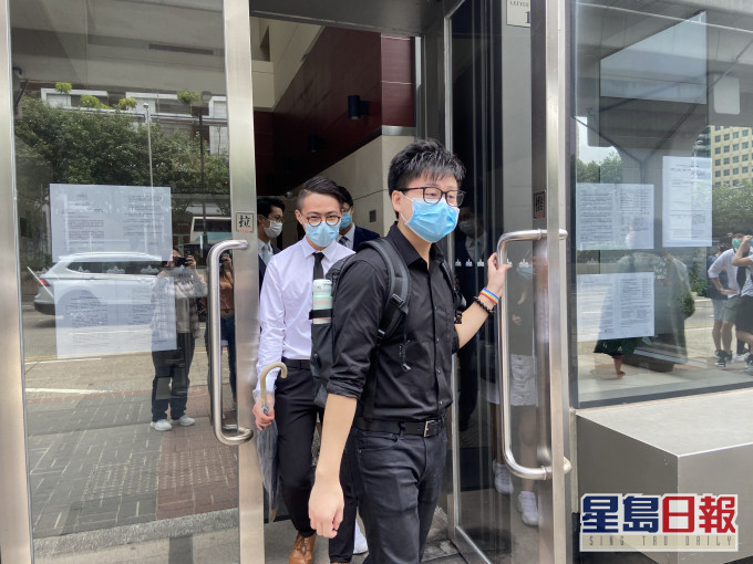被告锺展鸿(前)和被告何梓聪(后)。 资料图片