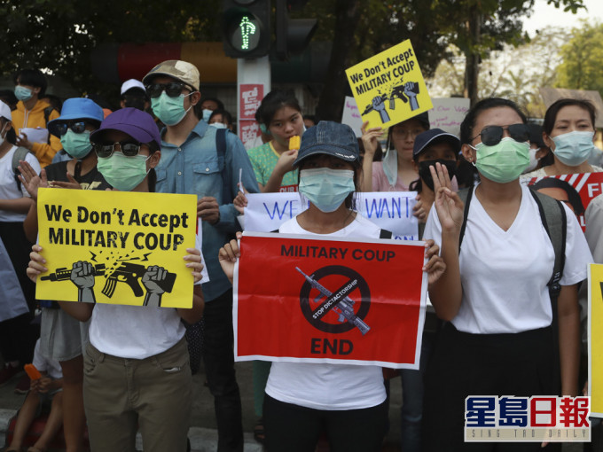 群眾聚集在印尼大使館外抗議。AP圖片