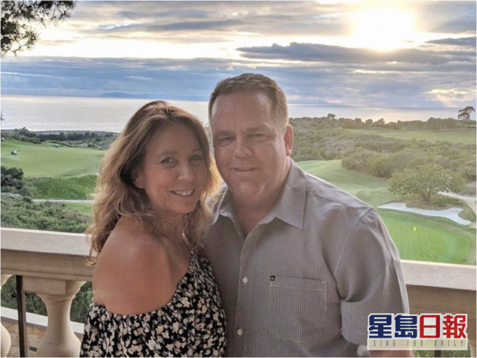 美國加州一名60歲男醫護人員祖克(右)在接受施打第二劑輝瑞新冠肺炎疫苗數天後,不幸死亡。網圖