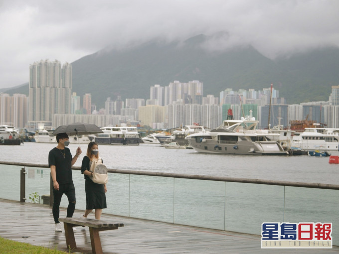 天文台預測,本港地區下午部分時間有陽光及酷熱,有幾陣驟雨。資料圖片