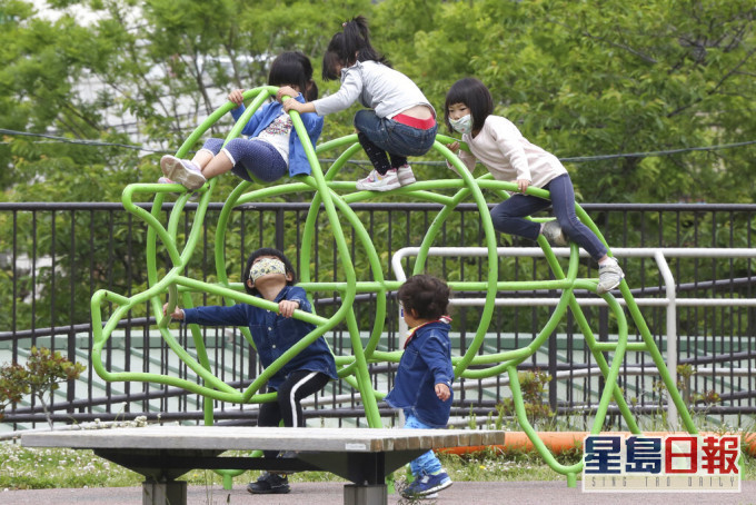 日本醫學團體警告,2歲以下兒童佩戴口罩,或會發生呼吸困難,增加窒息的風險。AP