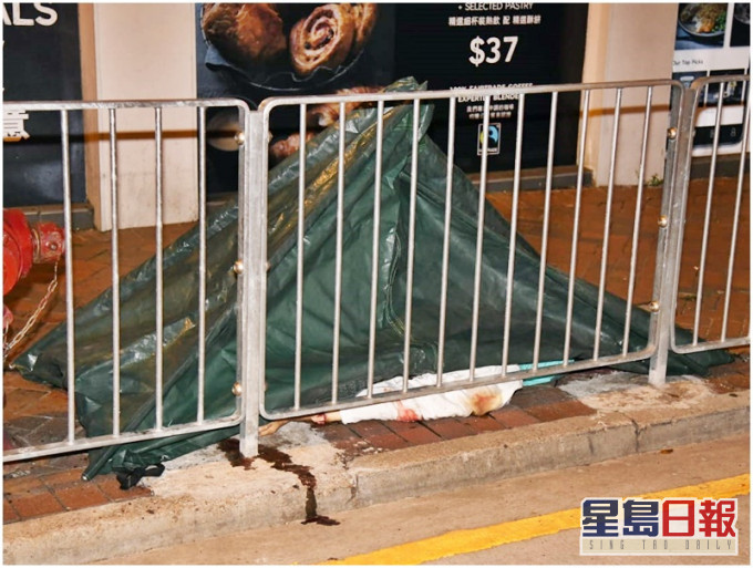 警方以帳篷遮蓋死者遺體。