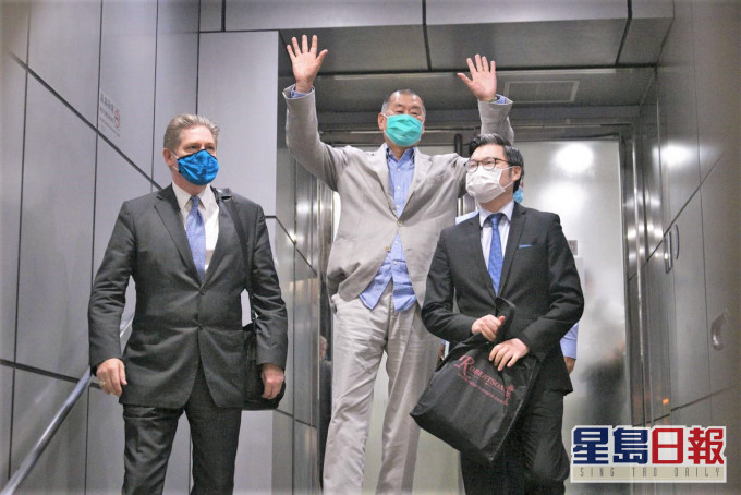 黎智英凌晨約12時離開警署。