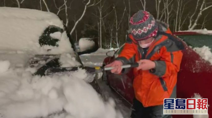 男童自发到医院铲雪。网图