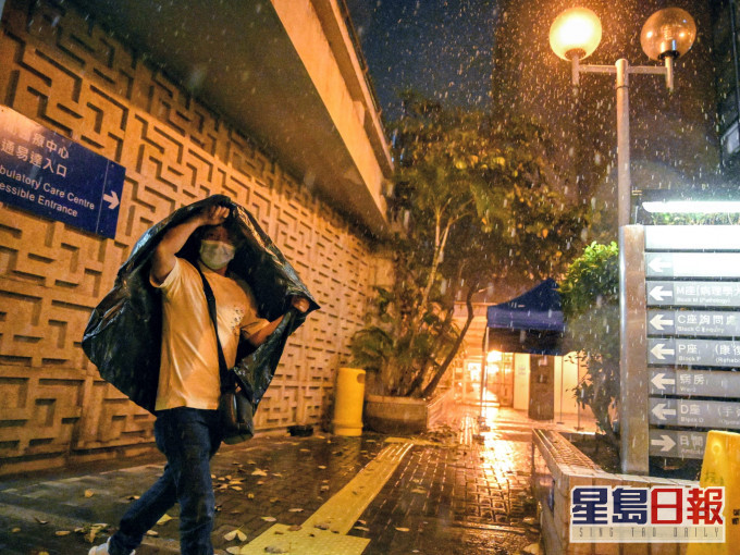 天文台预料本港地区今日大致多云,间中有骤雨,局部地区有雷暴。