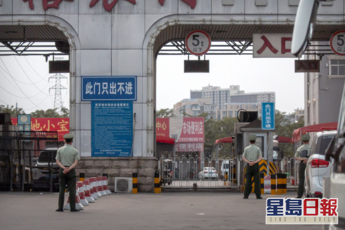 疫情爆發點北京新發地市場現已關閉。 AP