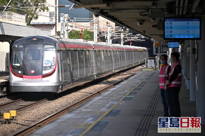 東鐵線九卡列車一度運作不暢順。