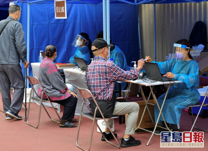 政府今日起在荃灣、西貢及大埔區設立流動採樣亭及樣本瓶派發點。資料圖片