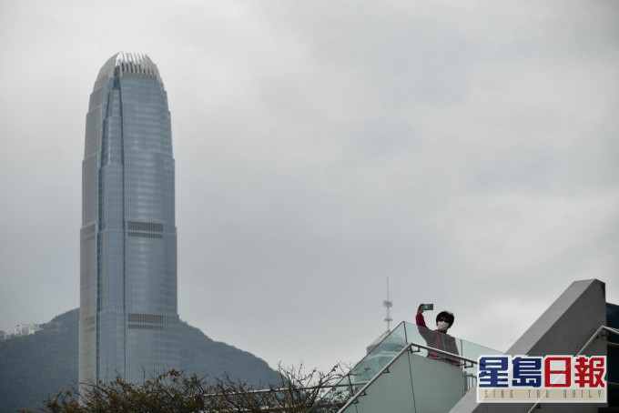 今日大致多雲,間中有驟雨及幾陣狂風雷暴,部分地區雨勢有時頗大。資料圖片