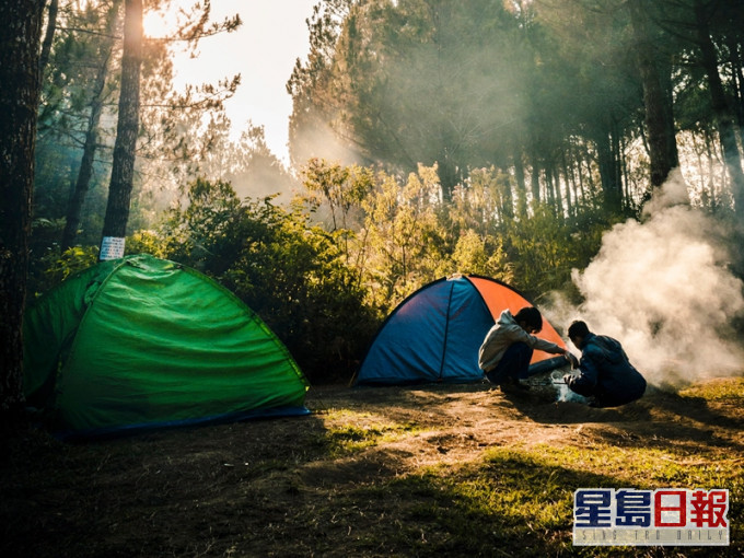 女网民想相约男友一同去露营,但对方就以太累为由拒绝。unsplash图片