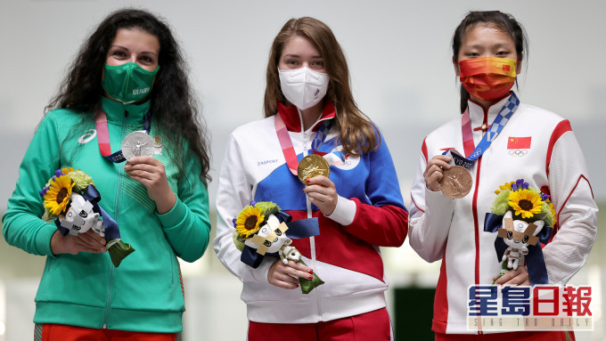 姜冉馨（右）首次出战奥运便于女子十米气手枪摘铜。Reuters