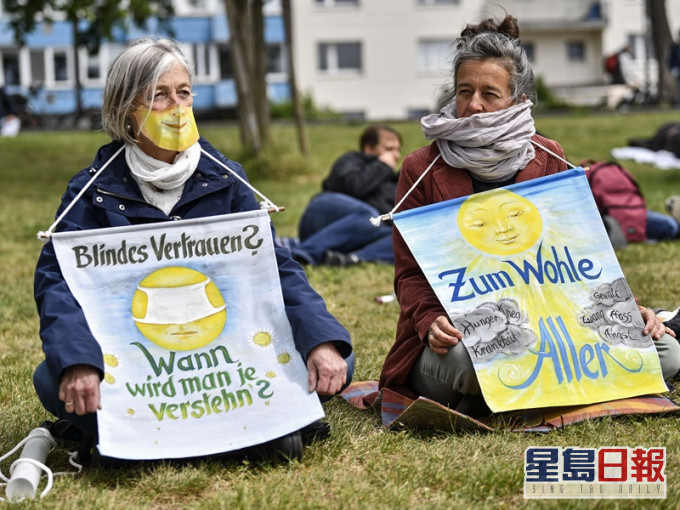 德國各大城市有民眾參加示威抗議各項限制性措施。AP