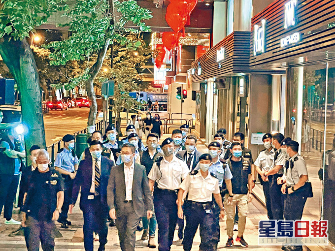 ■警隊「一哥」蕭澤頤(前排灰西裝)親自督師反罪惡,掃蕩黑幫操控場所。