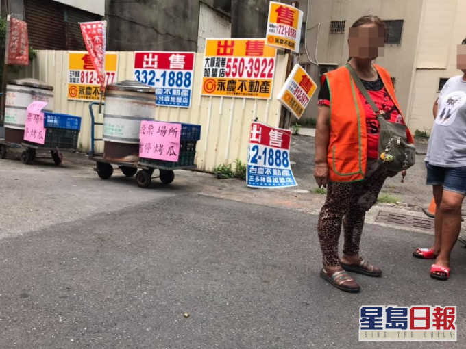 台灣網民指有人在「罷韓票站」外「監看」直播。 民進黨高雄市議員林智鴻facebook圖片
