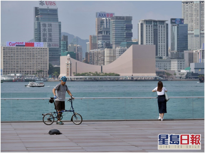 本港地区今日大致天晴,但部分地区有烟霞。日间温暖及乾燥,最高气温约25度。资料图片
