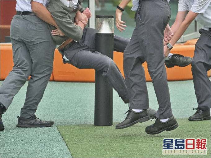 其中一名男童將電線塞進陰莖。資料圖片
