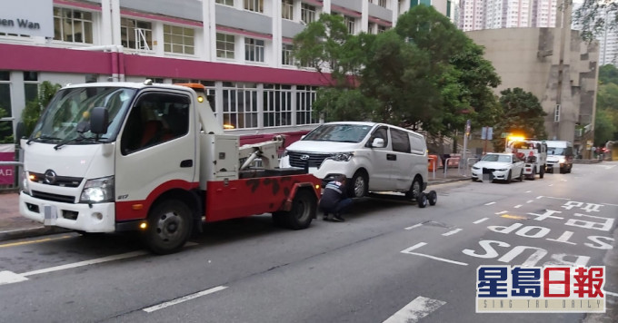 警方於荃灣打擊違泊。警方圖片