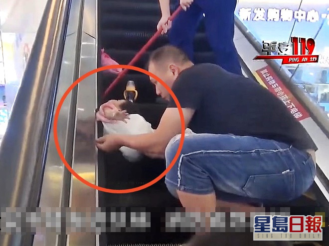 福建父母推嬰兒車搭扶手電梯,不幸發生意外,女嬰手臂慘遭捲入電梯邊。