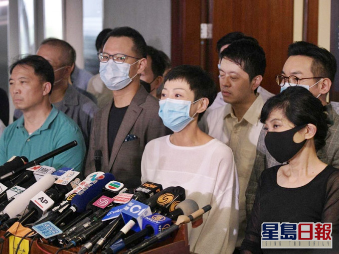 陳淑莊（前排右二）形容陳健波「排隊都未有資格」出任今次會議的主席。