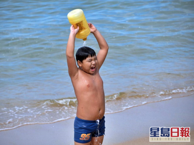正午時分,本港多處地區氣溫上升至33度或以上。