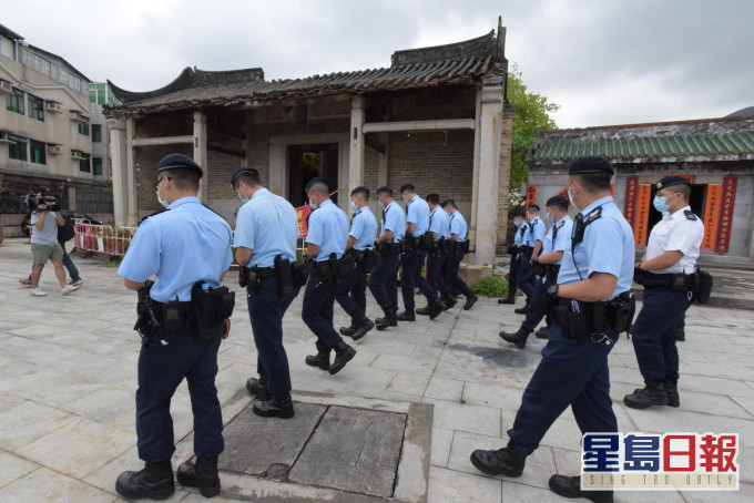警員在現場搜查證物。