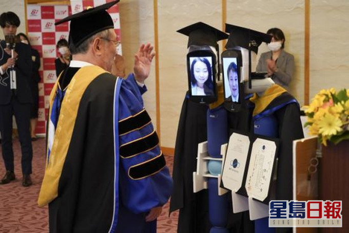 日本大学以机械人代表学生行毕业礼。(网图)