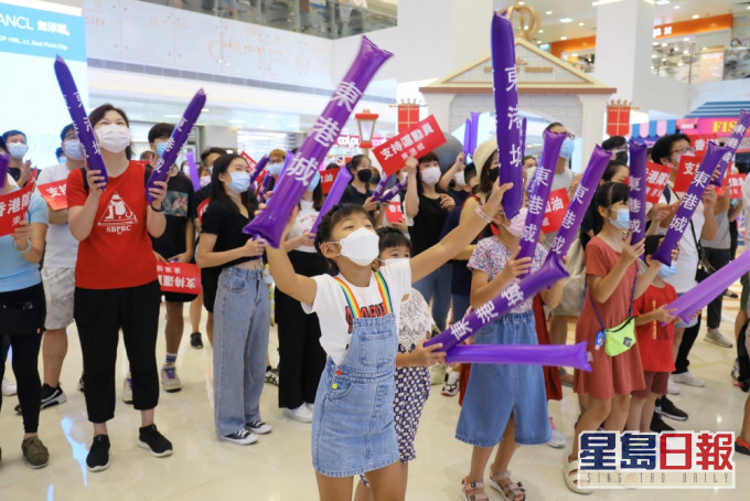 近百市民現場吶喊助威。