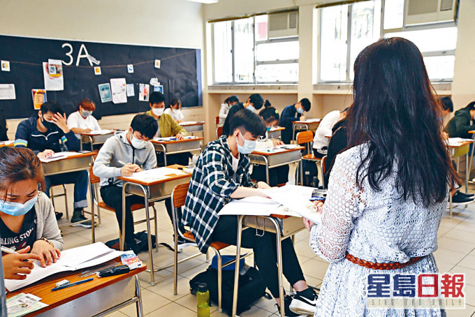 消息指當局考慮在「核心科目黃金周」期間,宣布全港中學暫停面授課堂,以便騰出課室作為後備試場。
